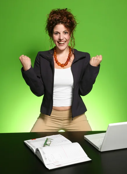 Счастливая деловая женщина на работе — стоковое фото