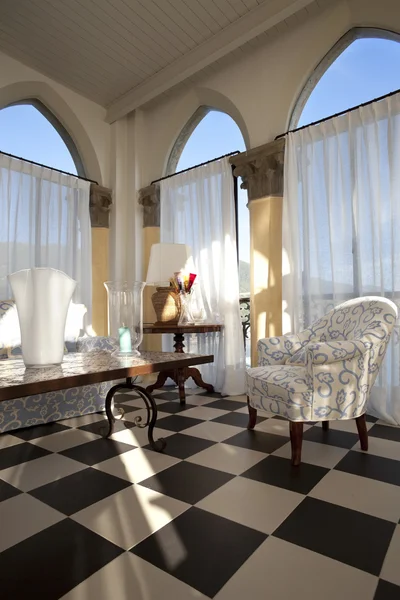 Tour, appartements résidentiels de luxe, chambre avec colonnes anciennes et fauteuil — Photo