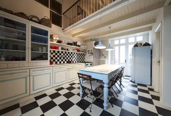 Toren, luxe residentiële appartementen, keuken weergave — Stockfoto