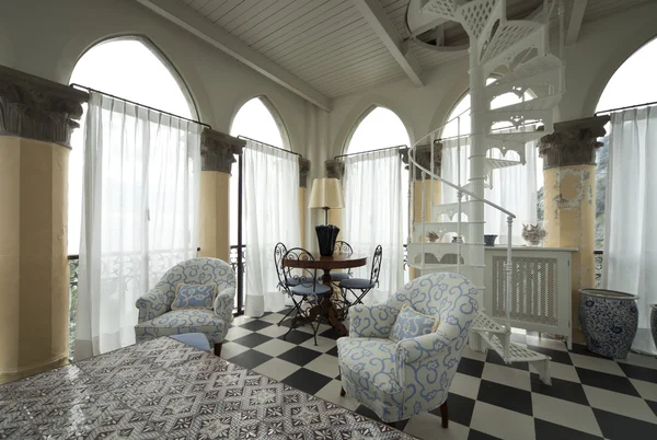 Tour, appartements résidentiels de luxe, chambre avec colonnes anciennes et fauteuil — Photo