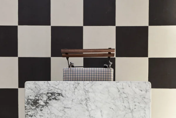 Vista vertical de la bañera en el suelo de baldosas en blanco y negro