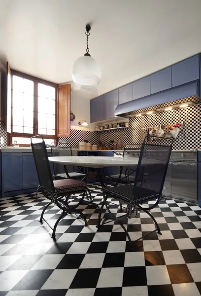 Вежа, розкішні житлові квартири, вид на кухню — стокове фото
