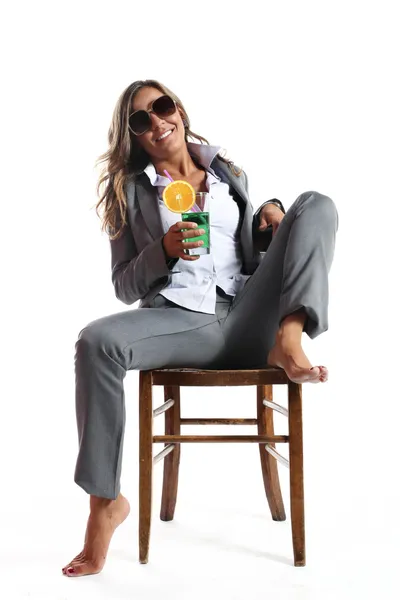 Женщина расслабляется с напитком — стоковое фото
