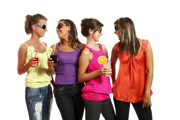 Vier meisjes plezier met een drankje — Stockfoto