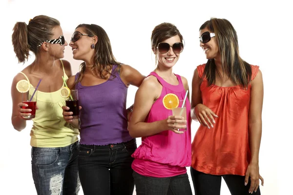 Четыре девушки веселятся с выпивкой — стоковое фото