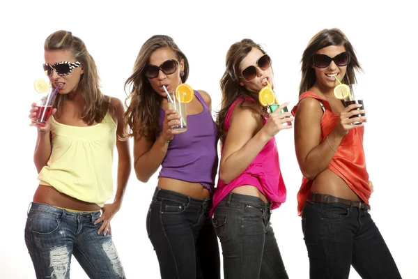 Fire piger sjov med en drink - Stock-foto