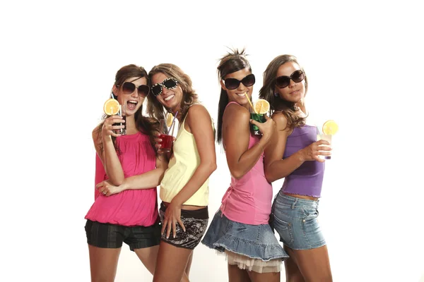 Чотири дівчини весело з випивкою — стокове фото