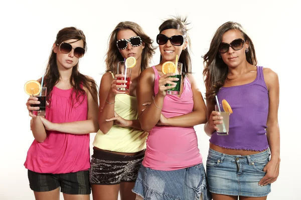 Cztery dziewczyny zabawa przy drinku — Zdjęcie stockowe
