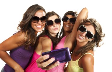 fotoğraf çekerken mutlu genç kızlar