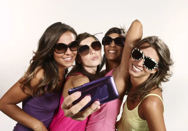 Chicas jóvenes felices mientras toman fotos —  Fotos de Stock