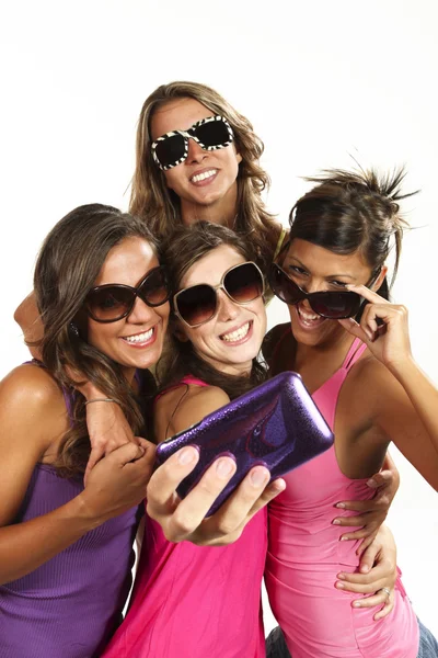 Chicas jóvenes felices mientras toman fotos — Foto de Stock