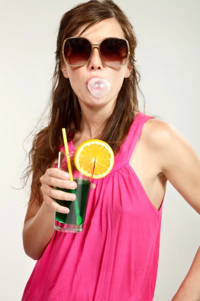 güzel bir kız içki ile