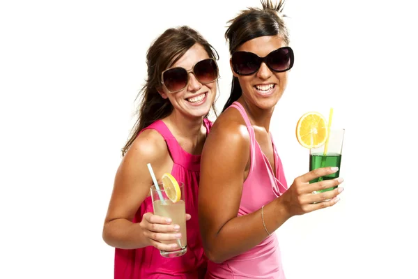 Две девушки веселятся с выпивкой — стоковое фото