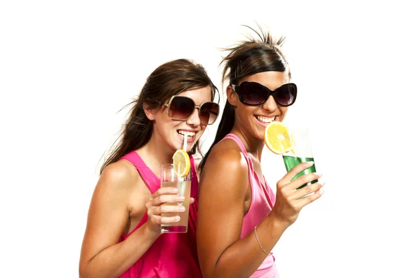 Dos chicas divertidas con un trago —  Fotos de Stock