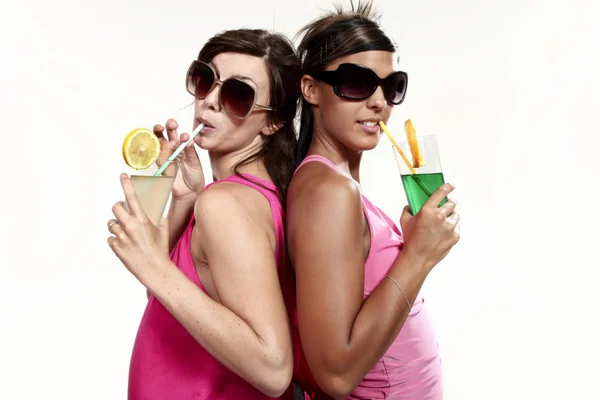 Две девушки веселятся с выпивкой — стоковое фото