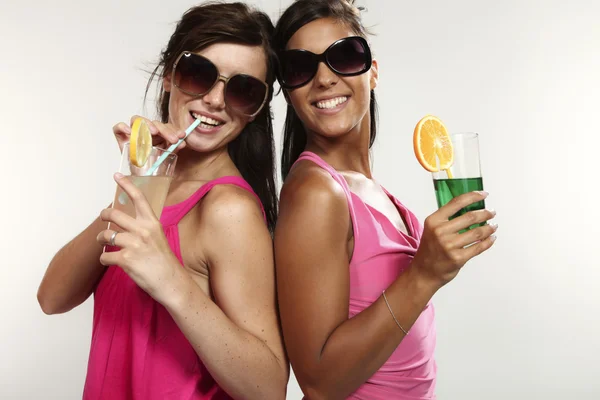 Dwie dziewczyny zabawa przy drinku — Zdjęcie stockowe