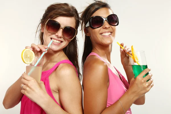 Deux filles s'amusent avec un verre — Photo