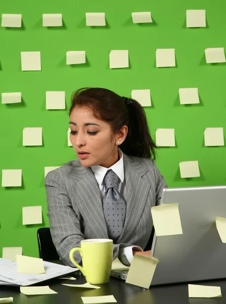 Mujer de negocios escribiendo — Foto de Stock