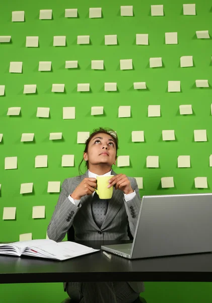 Geschäftsfrau mit Tasse Tee auf der Arbeit — Stockfoto