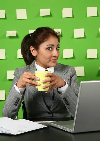 Donna d'affari con tazza di tè sul lavoro — Foto Stock