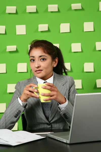 Donna d'affari con tazza di tè sul lavoro — Foto Stock