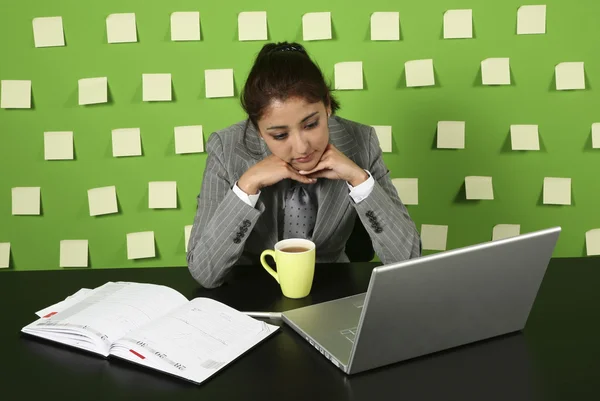 Geschäftsfrau sitzt am Arbeitsplatz — Stockfoto