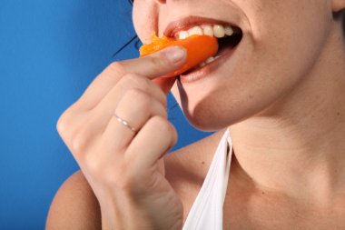 Kayısı yemeye kadın portresi