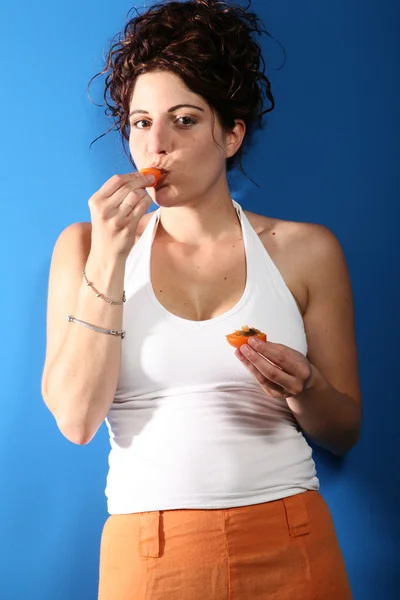 Portret van vrouw eten abrikoos — Stockfoto