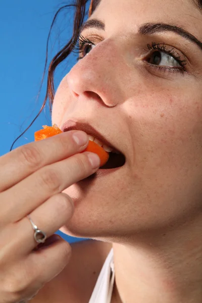 Portret van vrouw eten abrikoos — Stockfoto