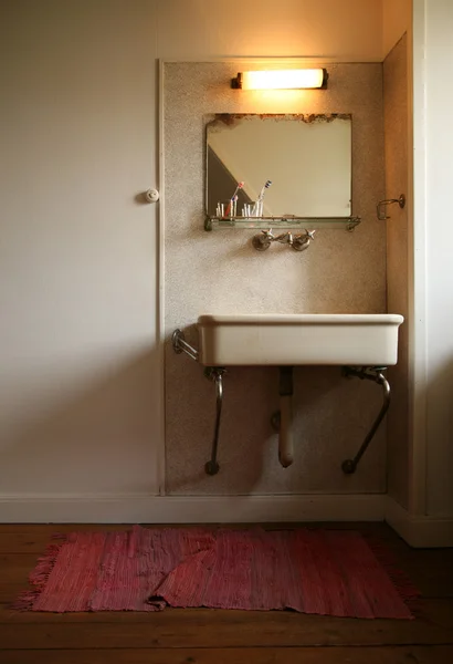 Lavabo avec miroir — Photo