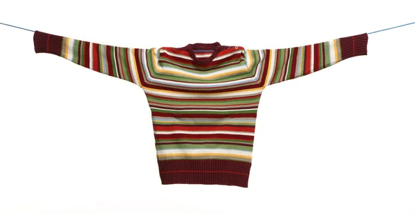 Malý hnědý svetr na prádelní šňůru — Stock fotografie