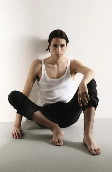 Homme androgyne assis — Photo