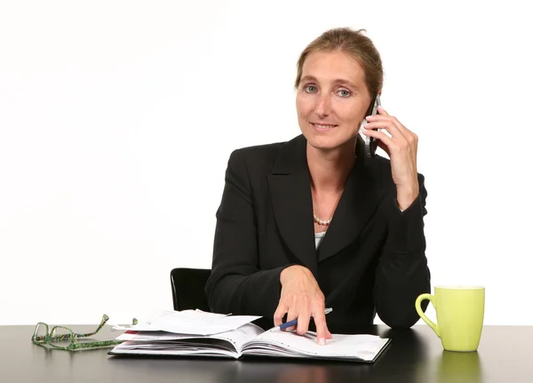 Zakenvrouw op werkplek — Stockfoto