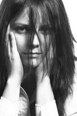 genç kadının siyah beyaz portre