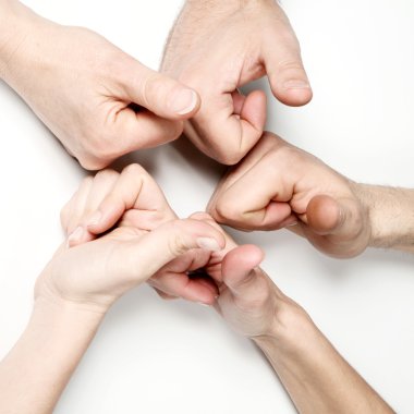 Grup el başparmak gösterilen
