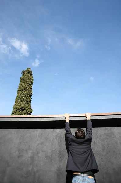 Man opknoping op de muur — Stockfoto