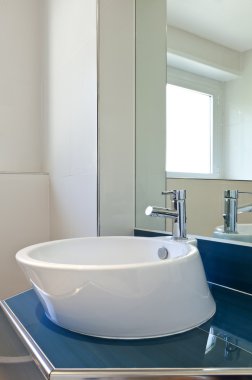 Modern evdeki banyo, lavabo ve ayna.
