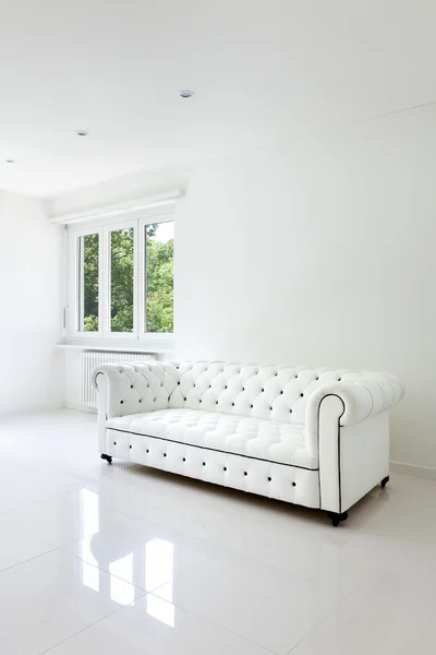Sofá de cuero en habitación blanca —  Fotos de Stock