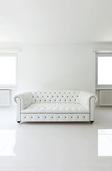 Canapé en cuir dans la chambre blanche — Photo