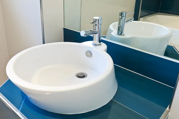 Baño interior en casa moderna, lavabo y espejo —  Fotos de Stock