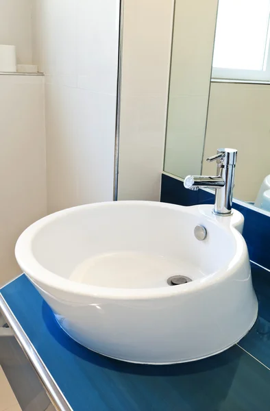 Interiör badrum i modernt hus, handfat och spegel — Stockfoto