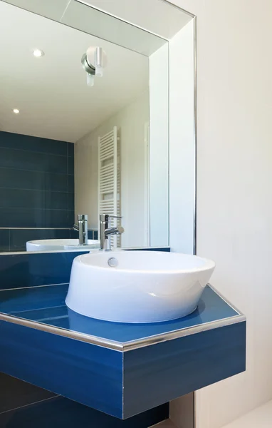 Baño interior en casa moderna, lavabo y espejo — Foto de Stock