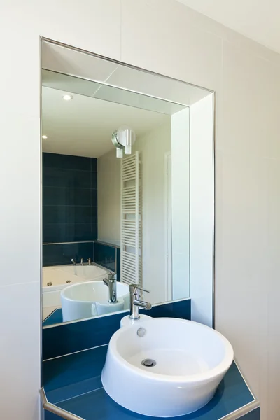 Modern evdeki banyo, lavabo ve ayna. — Stok fotoğraf