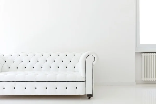 白色房间里的皮革沙发 — 图库照片
