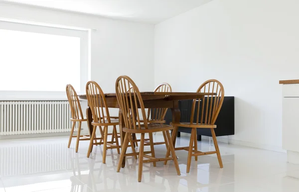 Εσωτερικό σπίτι, τραπέζι φαγητού και καρέκλες — Φωτογραφία Αρχείου