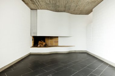 Modern boş villa, oda şöminesi.