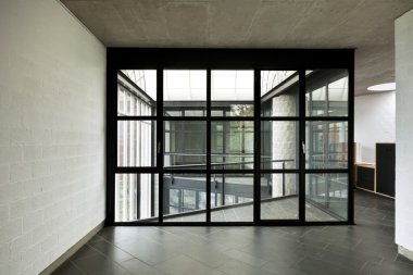 Modern boş villa, geniş pencere