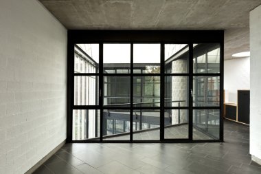 Modern boş villa, geniş pencere