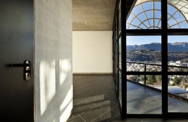 Modern boş villa, geniş pencere