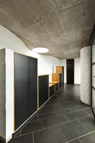 Interiér moderní prázdné Vila, chodba se skříňkou — Stock fotografie